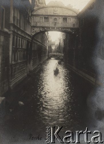 1910, Wenecja, Włochy.
Jeden z weneckich mostów, fotografia z albumu Zofii i Tadeusza Rittnerów ze zdjęciami amatorskimi robionymi przez nich.
Fot. Zofia lub Tadeusz Rittner, zbiory Ośrodka KARTA, udostępniła Elżbieta Sławikowska
