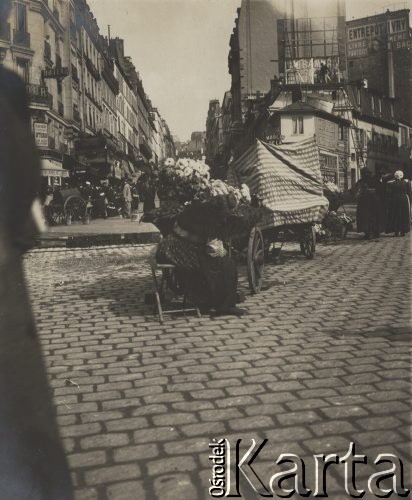 1910, Paryż, Francja.
Montmartre, fotografia z albumu Zofii i Tadeusza Rittnerów ze zdjęciami amatorskimi robionymi przez nich.
Fot. Zofia lub Tadeusz Rittner, zbiory Ośrodka KARTA, udostępniła Elżbieta Sławikowska