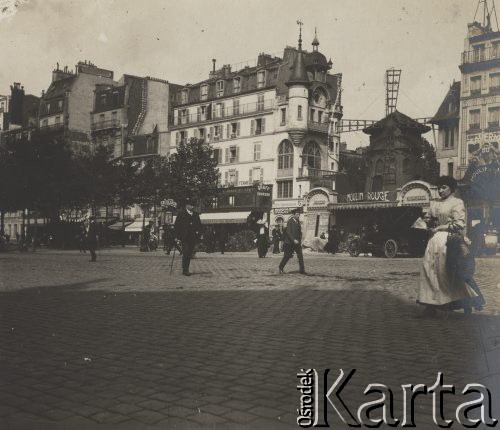 1910, Paryż, Francja.
Montmartre, z prawej kabaret 