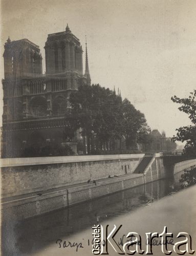1910, Paryż, Francja.
Katedra Notre Dame, fotografia z albumu Zofii i Tadeusza Rittnerów ze zdjęciami amatorskimi robionymi przez nich.
Fot. Zofia lub Tadeusz Rittner, zbiory Ośrodka KARTA, udostępniła Elżbieta Sławikowska
