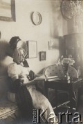1910, Paryż, Francja.
Zofia Rittner, fotografia z albumu Zofii i Tadeusza Rittnerów ze zdjęciami amatorskimi robionymi przez nich.
Fot. Tadeusz Rittner, zbiory Ośrodka KARTA, udostępniła Elżbieta Sławikowska
