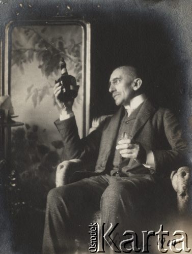 1910, Wiedeń, Austro-Węgry.
Mężczyzna z butelką i kieliszkiem siedzący w fotelu, fotografia z albumu Zofii i Tadeusza Rittnerów ze zdjęciami amatorskimi robionymi przez nich.
Fot. Zofia lub Tadeusz Rittner, zbiory Ośrodka KARTA, udostępniła Elżbieta Sławikowska
