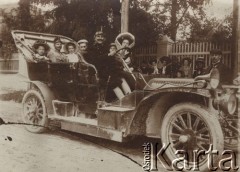 1909, Herculesbad (Herkules Bad), Austro-Węgry.
Stanisław Sławikowski siedzi na tylnym siedzeniu w automobilu pomiędzy dwiema dziewczynkami w kapeluszach. Pozostałe osoby nieznane.
Fot. NN, zbiory Ośrodka KARTA, udostępniła Elżbieta Sławikowska
