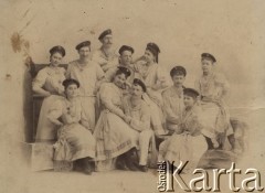Ok. 1885-1890, Austro-Węgry.
Stanisław Sławikowski (stoi drugi od lewej) z młodzieżą z Nagy-Besckerek.
Fot. NN, zbiory Ośrodka KARTA, udostępniła Elżbieta Sławikowska