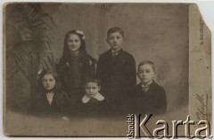 Przed 1914, Nagy-Becskerek (obecnie Zrenjanin w Serbii), Austro-Węgry.
Dzieci Gizelli i Stanisława Sławikowskich. W górnym rzędzie od lewej: Gizela i Karol, w dolnym od lewej Lilly, Erwin i Eugeniusz.
Fot. M. Kuhn, Nagy Becskerek; zbiory Ośrodka KARTA, udostepniła Elżbieta Sławikowska.