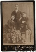 Ok. 1890, Nagy-Becskerek (obecnie Zrenjanin w Serbii), Austro-Węgry.
Gizella Várady, później po mężu Sławikowska, z braćmi Imre i Károly.
Fot. Alfred Wolfram, zbiory Ośrodka KARTA, udostępniła Elżbieta Sławikowska