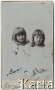 Ok. 1905, Nagy-Becskerek (obecnie Zrenjanin w Serbii), Austro-Węgry.
Portret dwóch dziewczynek w białych sukienkach, córek Mety i Imre Várady. Po lewej stronie siedzi Edit, urodzona w 1898 roku, nazywana w rodzinie Mausi, obok niej Hajnalka, urodzona w 1900 roku, nazywana Bubus. 
Fot. Oroszy, zbiory Ośrodka KARTA, udostępniła Elżbieta Sławikowska