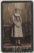 Ok. 1890, Nagy-Becskerek lub Gross Becskerek, Austro-Węgry.
Portret Gizeli Várady w stroju regionalnym.
Fot. Alfred Wolfram, zbiory Ośrodka KARTA, udostępniła Elżbieta Sławikowska