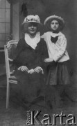 1912-1914, Temesvár, Austro-Węgry.
Na krześle siedzi pokojówka Sofie, obok stoi Lilly Sławikowska.
Fot. NN, zbiory Ośrodka KARTA, udostępniła Elżbieta Sławikowska