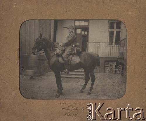 1916, Twierdza Przemyśl
Stanisław Sławikowski, portret na koniu.
Fot. NN, zbiory Ośrodka KARTA, udostępniła Elżbieta Sławikowska