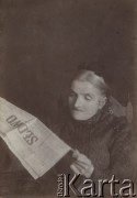 Ok. 1905, brak miejsca.
Portret Heleny z Mieszkowskich Redych czytającej gazetę 