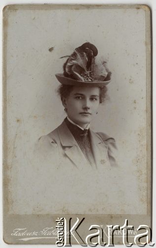 Ok. 1900, Kraków, Austro-Węgry.
Julia Bartmańska-Służewska, portret w kapeluszu. 
Fot. Tadeusz Jabłoński, zbiory Ośrodka KARTA, udostępniła Elżbieta Sławikowska