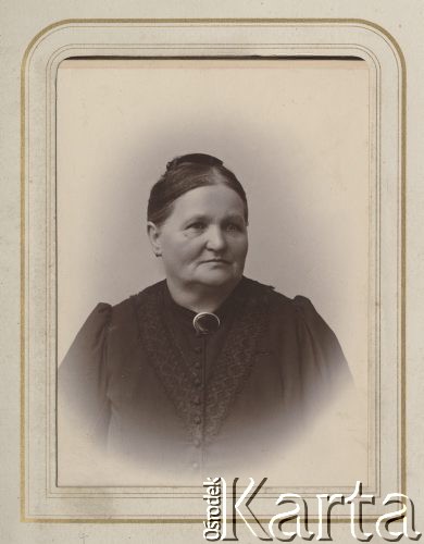 Ok. 1905, brak miejsca.
Portret kobiety w czarnej sukni ozdobionej koronką.
Fot. NN, zbiory Ośrodka KARTA, udostępniła Elżbieta Sławikowska