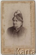 Ok. 1895, Nagy-Becskerek (obecnie Zrenjanin w Serbii), Austro-Węgry.
Josefine Magos w ciemnym stroju i kapeluszu.
Fot. S. Alkalay, zbiory Ośrodka KARTA, udostępniła Elżbieta Sławikowska