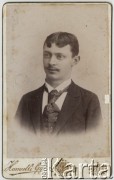 Ok. 1900, Pecz, Austro-Węgry.
Portret mężczyzny w marynarce i wzorzystym krawacie. 
Fot. Gy Hamedli, zbiory Ośrodka KARTA, udostępniła Elżbieta Sławikowska