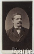 Ok. 1910, brak miejsca.
Portret mężczyzny w ciemnym ubraniu.
Fot. NN, zbiory Ośrodka KARTA, udostępniła Elżbieta Sławikowska