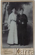 Ok. 1910, Kikinda, Austro-Węgry.
Portret dwóch kobiet, młodsza jest ubrana w białą suknię, starsza w czarną. 
Fot. Hecsków, zbiory Ośrodka KARTA, udostępniła Elżbieta Sławikowska