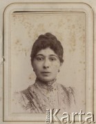 Ok. 1900, brak miejsca.
Portret kobiety w koronkowej sukni.
Fot. NN, zbiory Ośrodka KARTA, udostępniła Elżbieta Sławikowska