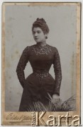 Ok.1905, Nagy-Becskerek (obecnie Zrenjanin w Serbii), Austro-Węgry.
Portret stojącej kobiety w ciemnej sukni.
Fot. Istvan Oldal, zbiory Ośrodka KARTA, udostępniła Elżbieta Sławikowska
