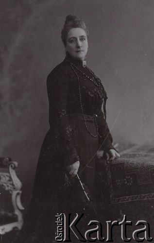 Ok. 1900, Budapeszt, Austro-Wegry
Portret kobiety w czarnej sukni i koralach oraz włosach upiętych w kok.
Fot. NN, zbiory Ośrodka KARTA, udostępniła Elżbieta Sławikowska