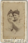 Ok. 1905, Nagy-Becskerek (obecnie Zrenjanin w Serbii), Austro-Węgry.
Portret dwóch młodych kobiet w jasnych sukniach.
Fot. Winter Gyula, zbiory Ośrodka KARTA, udostępniła Elżbieta Sławikowska