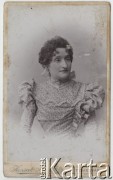 Ok. 1895, Temesvar (Timisoara), Austro-Węgry.
Portret kobiety w jasnej sukni z bufiastymi rękawami. 
Fot. Józef Kossak, zbiory Ośrodka KARTA, udostępniła Elżbieta Sławikowska