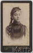 Ok. 1895, Nagy-Becskerek lub Gross Becskerek, Austro-Węgry.
Portret dziewczynki w ciemnym stroju, z włosami splecionymi w warkocz. 
Fot. Alfred Wolfram, zbiory Ośrodka KARTA, udostępniła Elżbieta Sławikowska