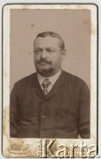 Ok. 1905, Pecz, Austro-Węgry.
Portret mężczyzny w ciemnym ubraniu.
Fot. H. Patz, zbiory Ośrodka KARTA, udostępniła Elżbieta Sławikowska