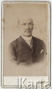 Ok. 1905, brak miejsca.
Portret mężczyzny w ciemnym ubraniu.
Fot. NN, zbiory Ośrodka KARTA, udostępniła Elżbieta Sławikowska