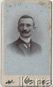 Ok. 1910, Lwów, Austro-Węgry.
Portret mężczyzny w ciemnym ubraniu.
Fot. Tadeusz Julian Jaworski, zbiory Ośrodka KARTA, udostępniła Elżbieta Sławikowska