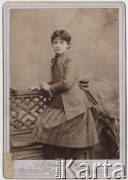Ok. 1890, Arad lub Szegeden (Szeged), Austro-Węgry.
Portret dziewczynki w plisowanej spódnicy.
Fot. Imre Rawasz, zbiory Ośrodka KARTA, udostępniła Elżbieta Sławikowska
