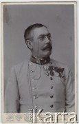 Ok. 1900, Graz, Austro-Węgry.
Portret oficera armii Austro-Węgier w mundurze z przypiętymi odznaczeniami. 
Fot. Leopold Bude, zbiory Ośrodka KARTA, udostępniła Elżbieta Sławikowska
