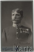 Ok. 1900, Saaz, Austro-Wgry
Emil Gruner, oficer armii Austro-Węgier w mundurze z przypiętymi odznaczeniami. Pod zdjęciem widoczna jest sygnatura atelier fotograficznego, w którym zostało ono wykonane. 
Fot. W. Langmann, zbiory Ośrodka KARTA, udostępniła Elżbieta Sławikowska