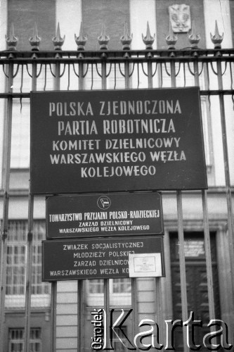 Wrzesień 1987, Warszawa, Polska.
Plakatowanie 
