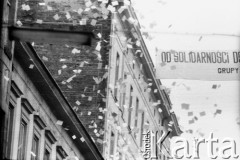 Maj 1989, Warszawa, Polska.
Ulica Rutkowskiego, obecnie Chmielna. Akcja transparentowo - ulotkowa. Nad ulicą rozwieszono transparent o treści: 