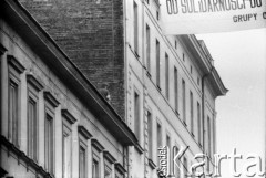 Maj 1989, Warszawa, Polska.
Ulica Rutkowskiego, obecnie Chmielna. Akcja transparentowo - ulotkowa. Nad ulicą rozwieszono, korzystając po raz pierwszy z techniki 