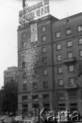 Maj 1989, Warszawa, Polska.
Ulica Świętokrzyska róg Marszałkowskiej.  Akcja transparentowo - ulotkowa przed czerwcowymi wyborami.Transparent o treści: 