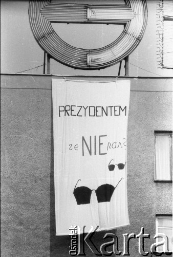 27.06.1989, Warszawa, Polska.
Ulica Marszałkowska róg Nowogrodzkiej. Napis na transparencie: 
