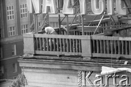 Maj 1989, Warszawa, Polska.
Ulica Świętokrzyska róg Marszałkowskiej.  Akcja transparentowo - ulotkowa przed wyborami 
4 czerwca. Treść transparentu: 