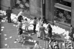 Maj 1989, Warszawa, Polska.
Ulica Świętokrzyska róg Marszałkowskiej. Akcja transparentowo - ulotkowa przed wyborami 
4 czerwca. Treść transparentu: 