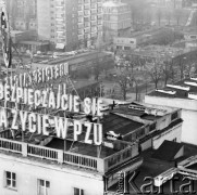 Lato 1986, Warszawa, Polska.
Ulica Świętokrzyska róg Marszałkowskiej. 
Rozwieszanie transparentu o treści: 