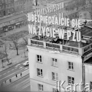 Lato 1986, Warszawa, Polska.
Ulica Świętokrzyska róg Marszałkowskiej. 
Podwieszanie transparentu o treści: 