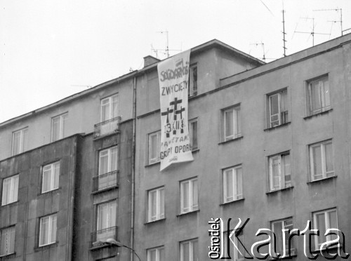 Grudzień 1986, Warszawa, Polska.
Ulica Puławska na wysokości Supersamu. Akcja transparentowo - ulotkowa upamiętniająca 