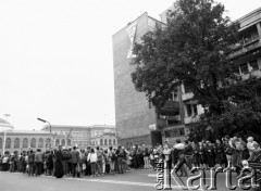 06.08.1987, Warszawa, Polska.
Ulica Senatorska przy Placu Dzierżyńskiego, (obecnie Bankowy). Transparent o treści: 