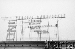 Jesień 1986, Warszawa, Polska.
Ulica Chmielna przy Dworcu Centralnym. Akcja transparentowa - uzupełnienie napisem: 