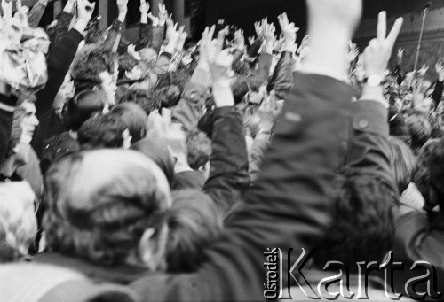 24.10.1980, Warszawa, Polska..
Tłum zgromadzony przed Sądem Wojewódzkiem w Warszawie i czekający na wynik rozprawy sądowej w sprawie rejestracji Niezależnego Samorządnego Związku Zawodowego 