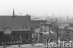 Listopad-grudzień 1980, Gdańsk, Polska..
Fragment miasta, z lewej kościół, w tle widać żurawie portowe.
Fot. NN, zbiory Ośrodka KARTA, udostępnił Krzysztof Frydrych.