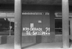 Październik 1981, Gdańsk, Polska..
Witryna sklepu spożywczego, na szybie napis: 