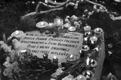 1980-1981, Warszawa, Polska..
Uroczystość w miejscu symbolicznego grobu Polaków pomordowanych w Katyniu, Starobielsku i Ostaszkowie. Napis na grobie: 