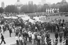 12.05.1981, Warszawa, Polska..
Plac Zwycięstwa, manifestacja po ogłoszeniu decyzji o rejestracji Niezależnego Samorządnego Związku Zawodowego 
